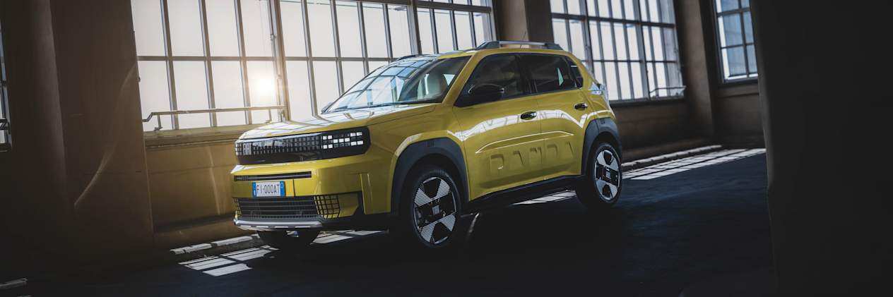 Fiat Grande Panda 2024 : trois quarts avant gauche statique à l'intérieur de l'usine Lingotto