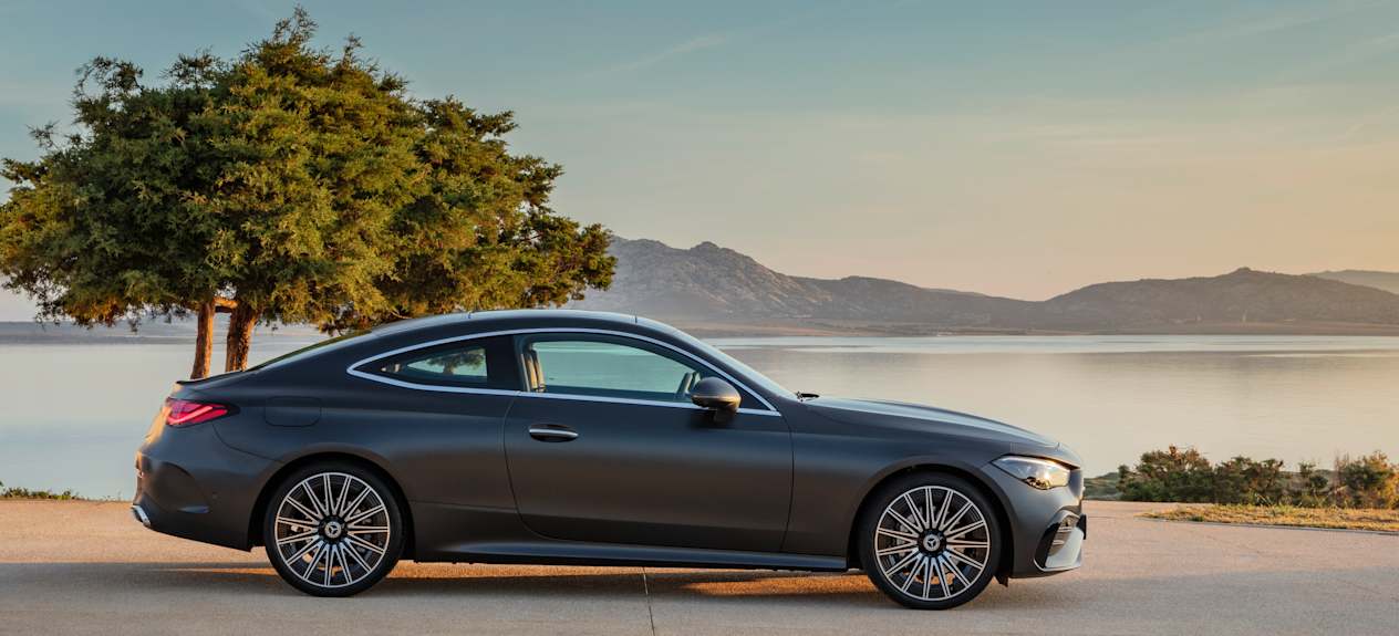 Mercedes CLE Coupé 2023 : profil droit statique devant villa