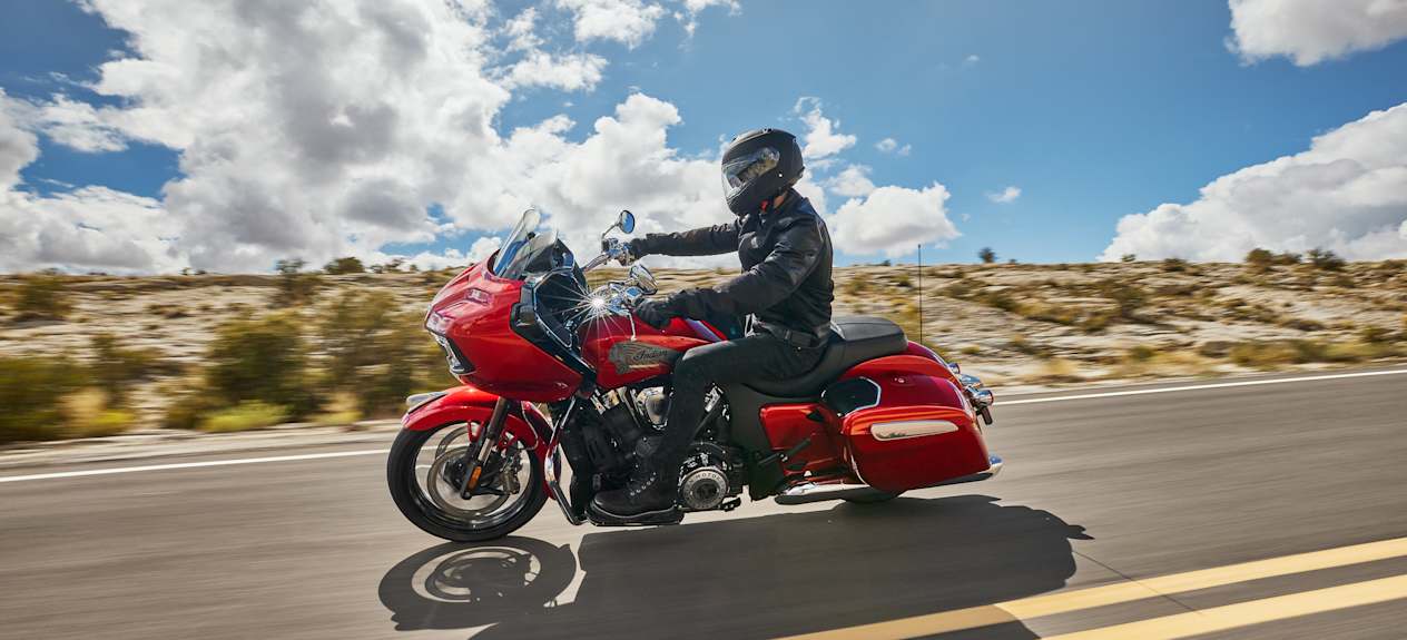 Indian Challenger Limited 2025 Sunset Red Metallic : profil gauche sur route