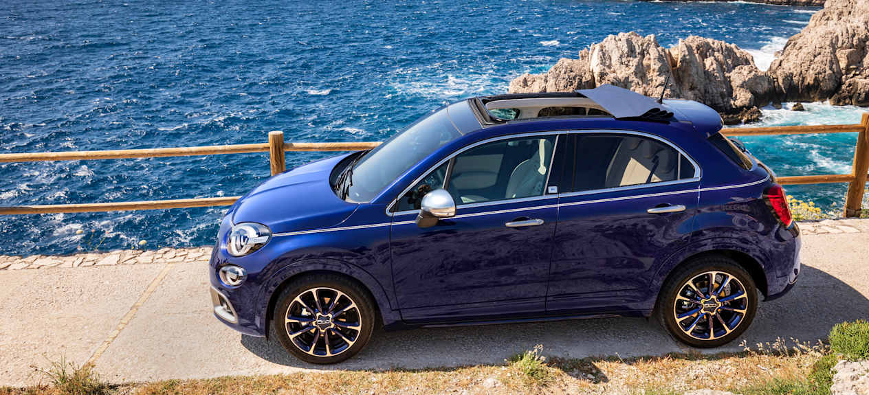 Fiat 500X DolceVita Yacht Club Capri : vue de profil en bord de mer