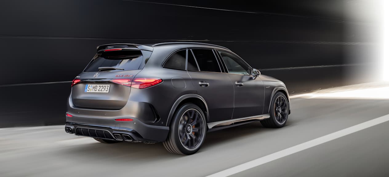 Mercedes GLC 63 S AMG 2023 : trois quarts arrière droit sur route