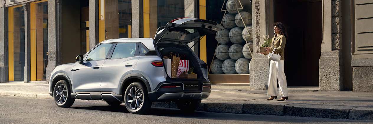 BYD Atto 2 2025 : trois quarts arrière gauche statique avec coffre ouvert