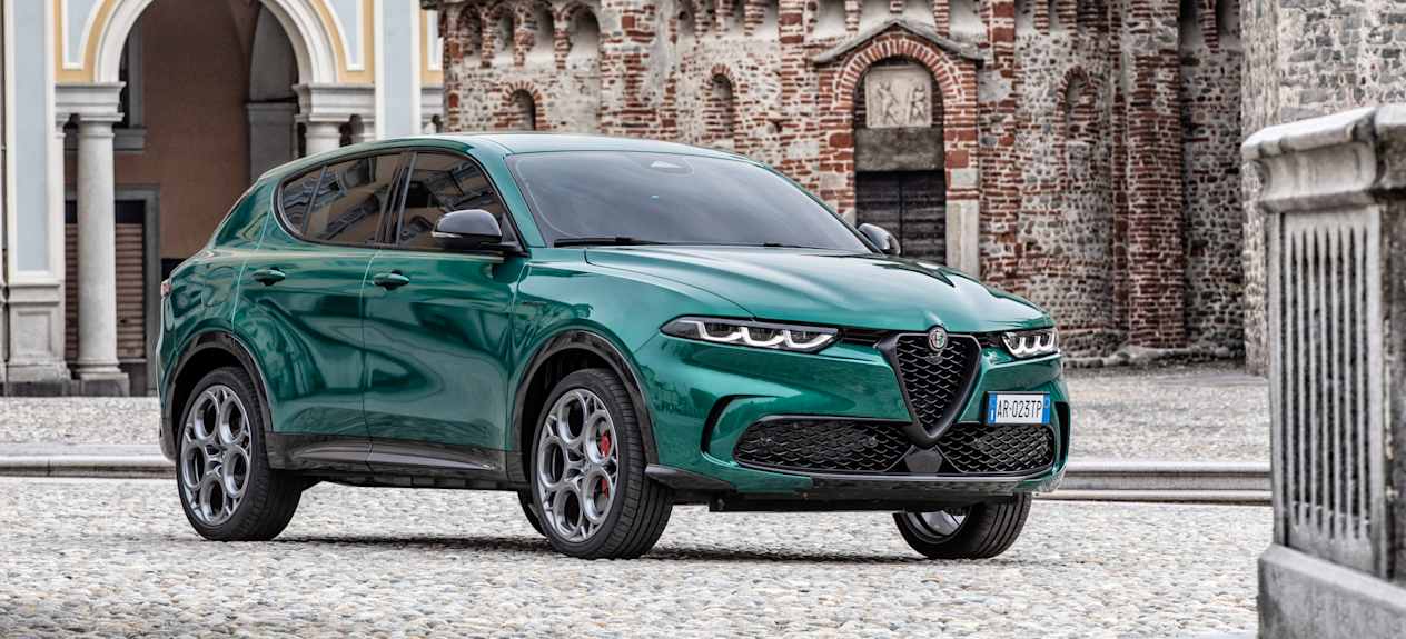 Alfa Romeo Tonale Hybride Rechargeable 2023 : trois quarts avant droit statique