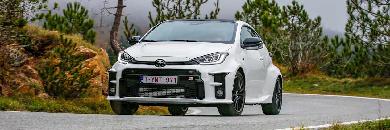 Toyota GR Yaris 2020 : trois quarts avant gauche sur route de montagne