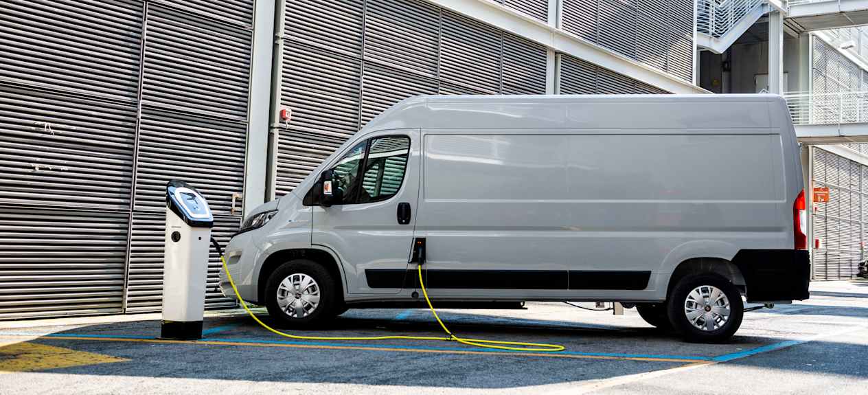 Fiat e-Ducato en charge vu de profil