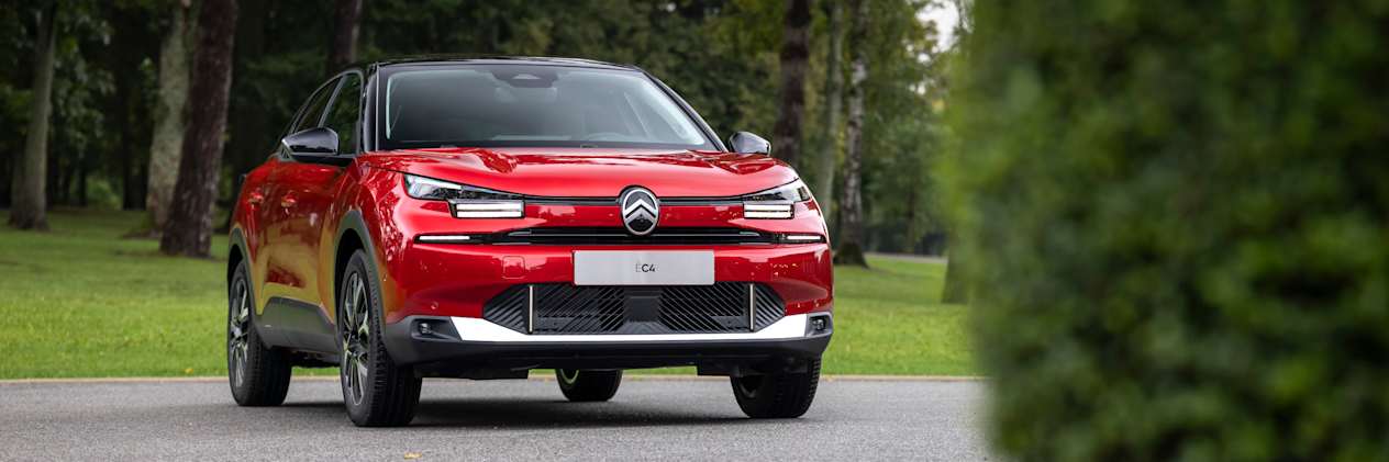 Citroën C4 2025 rouge elixir : trois quarts avant droit statique