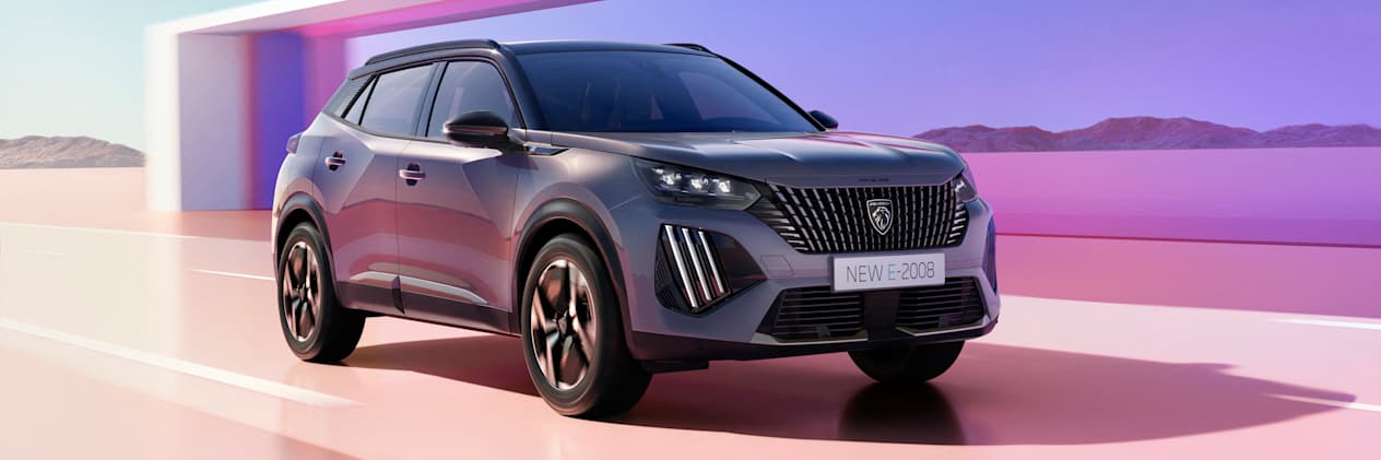 Peugeot 2008 2023 : trois quarts avant droit en mouvement
