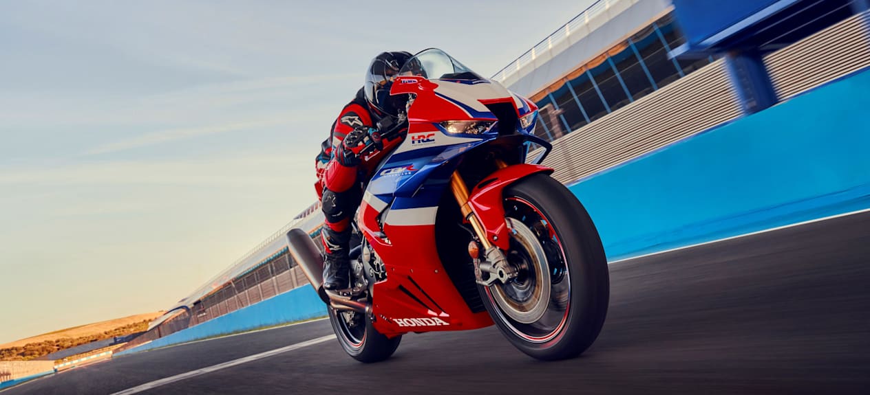 Honda Fireblade SP CBR1000RR-R 2024 : trois quarts avant droit sur circuit