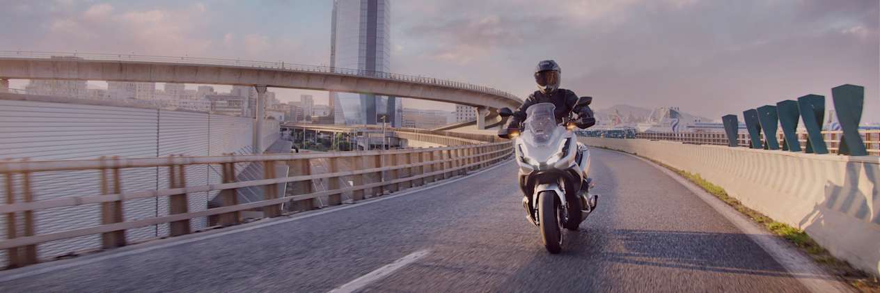 Honda ADV 350 2022 : vue avant sur un pont
