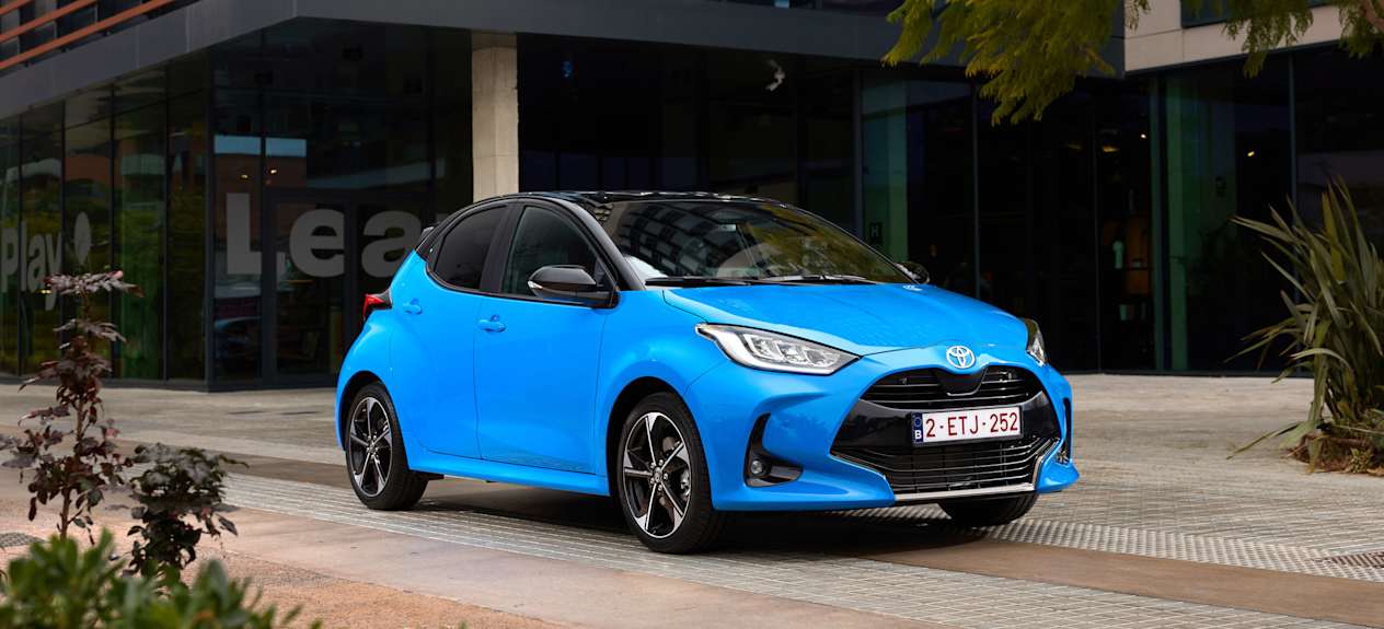 Toyota Yaris 2024 : trois quarts avant droit statique devant immeuble
