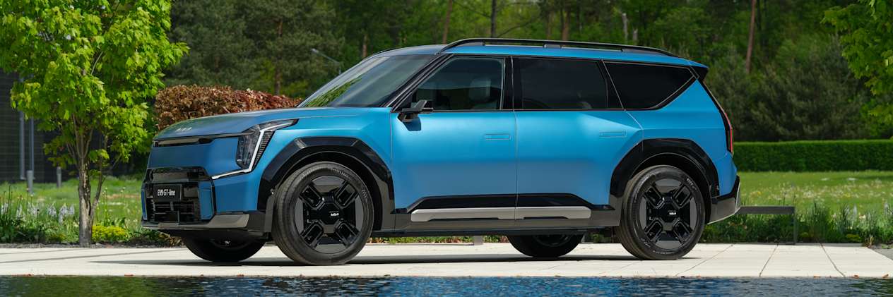 Kia EV9 GT-Line 2024 : profil gauche au bord d'un étang