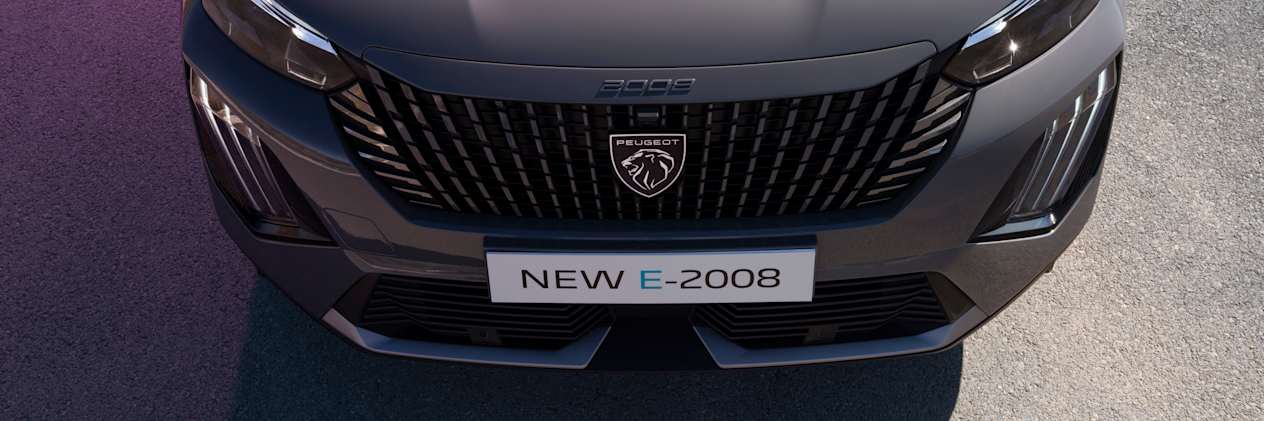 Peugeot 2008 2023 : calandre et capot en vue plongeante