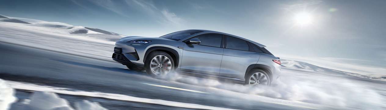 BYD Sealion 7 2024 : profil gauche sur route enneigée