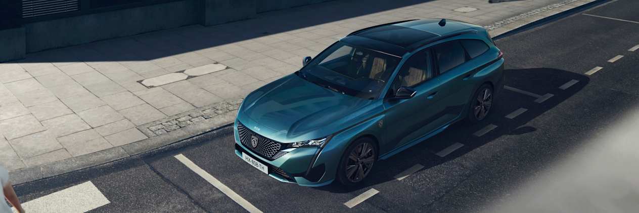 Peugeot 308 SW 2021 : trois quarts avant gauche plongeant dans la rue