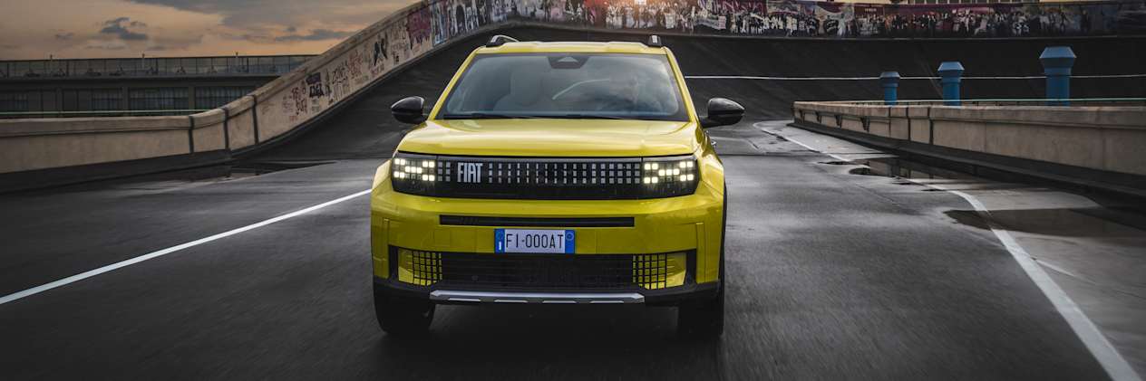 Fiat Grande Panda 2024 : face avant sur l'anneau de vitesse sur le toit de l'usine Lingotto