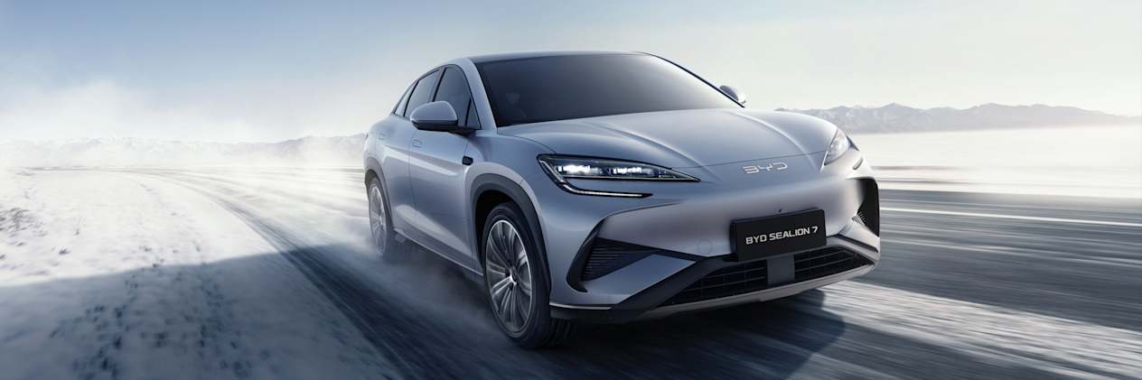 BYD Sealion 7 2024 : trois quarts avant droit sur route enneigée