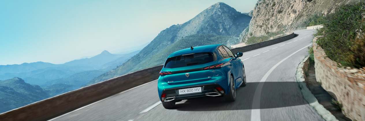 Peugeot 308 2024 : face arrière sur route