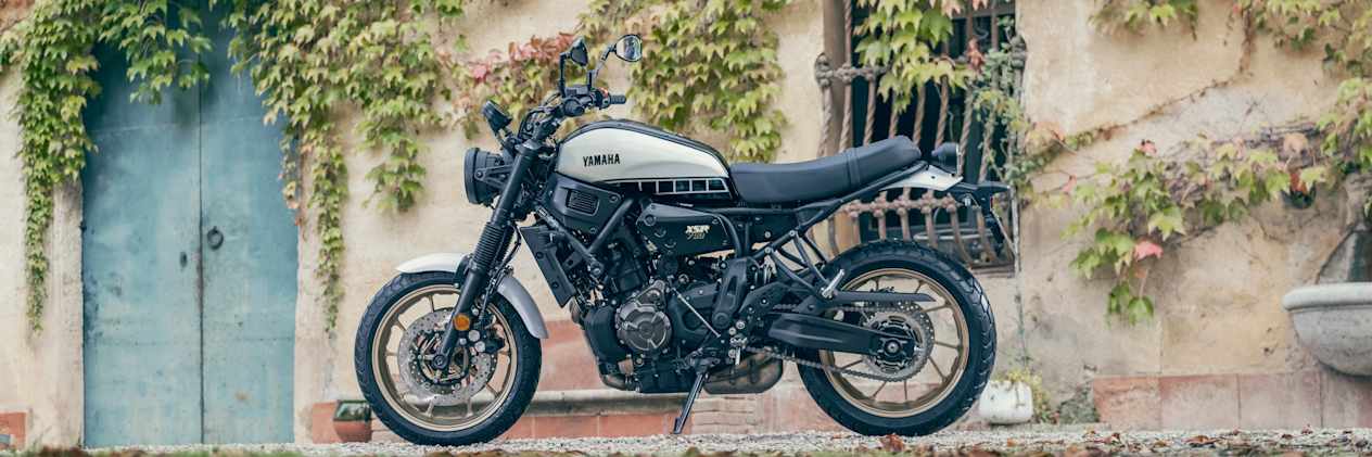 Yamaha XSR700 Legacy 2023 : profil gauche statique
