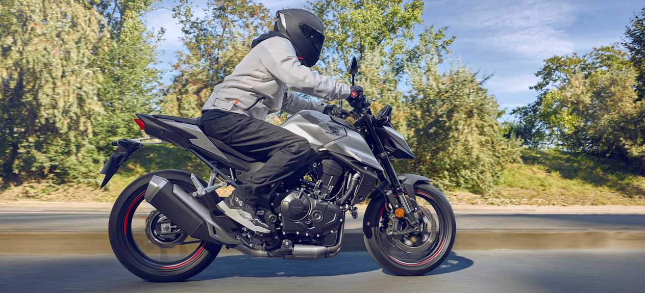 Honda CB750 Hornet 2025 : profil avec pilote