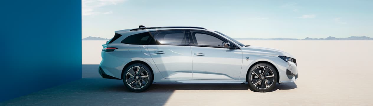 Peugeot 308 SW 2023 : version électrique profil droit statique