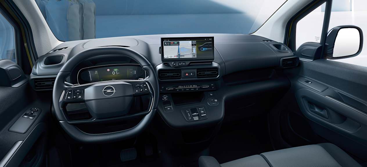 Fourgon Opel Combo Cargo 2024 : intérieur et écran central
