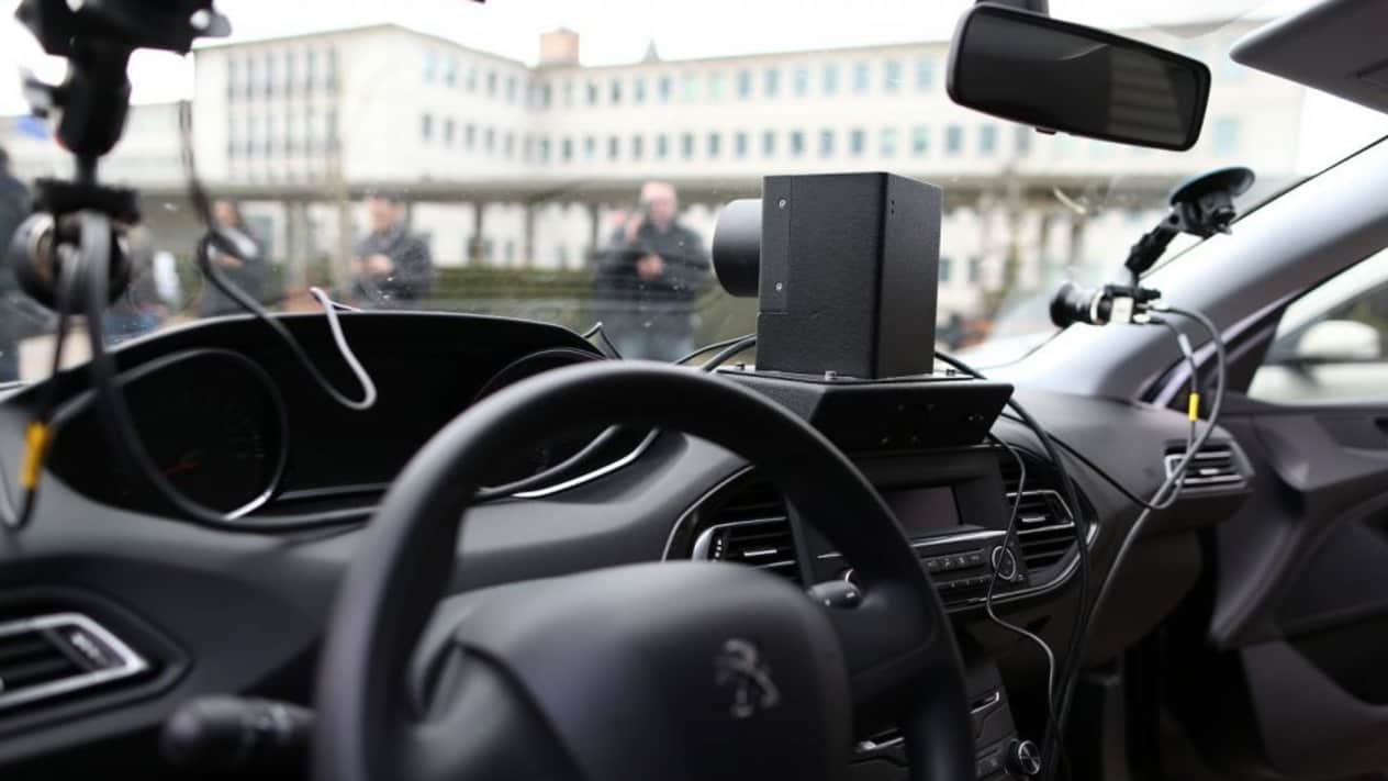 Intérieur voiture radar - © CHARLY TRIBALLEAU / AFP