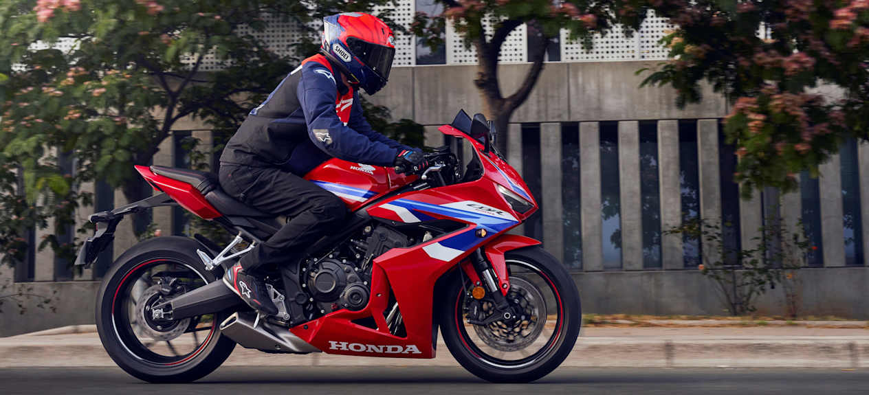 Honda CBR650R 2024 : profil droit sur route