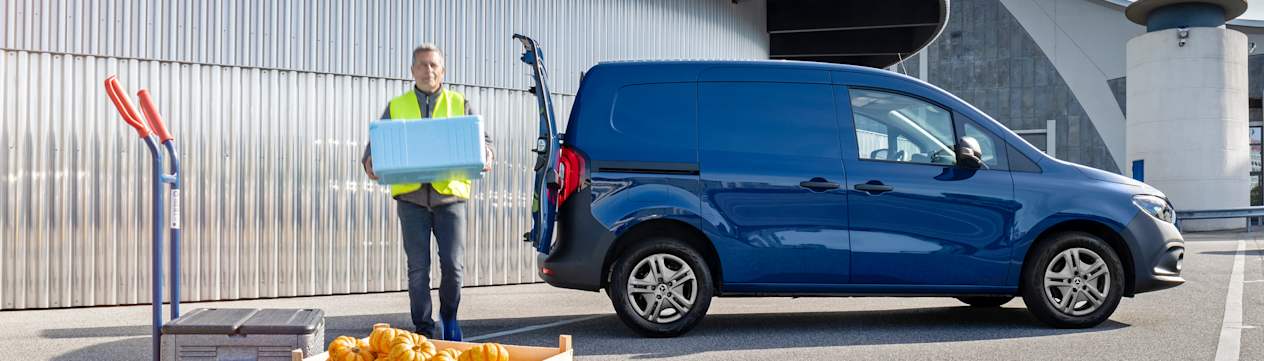 Mercedes-Benz Citan 2021 bleu mise en situation maraîcher