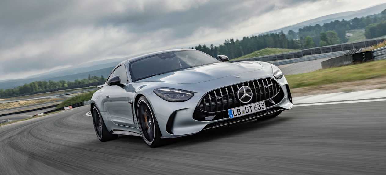 Mercedes-AMG GT 2023 : trois quarts avant droit sur circuit