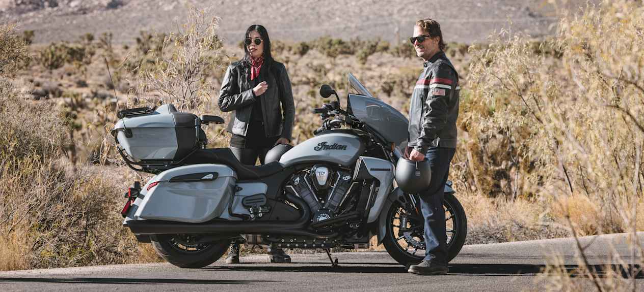 Indian Roadmaster Powerplus Dark Horse 2025 : profil droit statique avec couple de motards