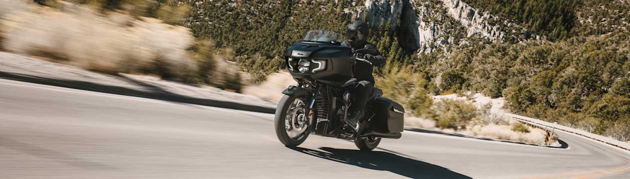 Indian Challenger Dark Horse Powerplus 112 2025 : trois quarts avant gauche sur route dans les montagnes