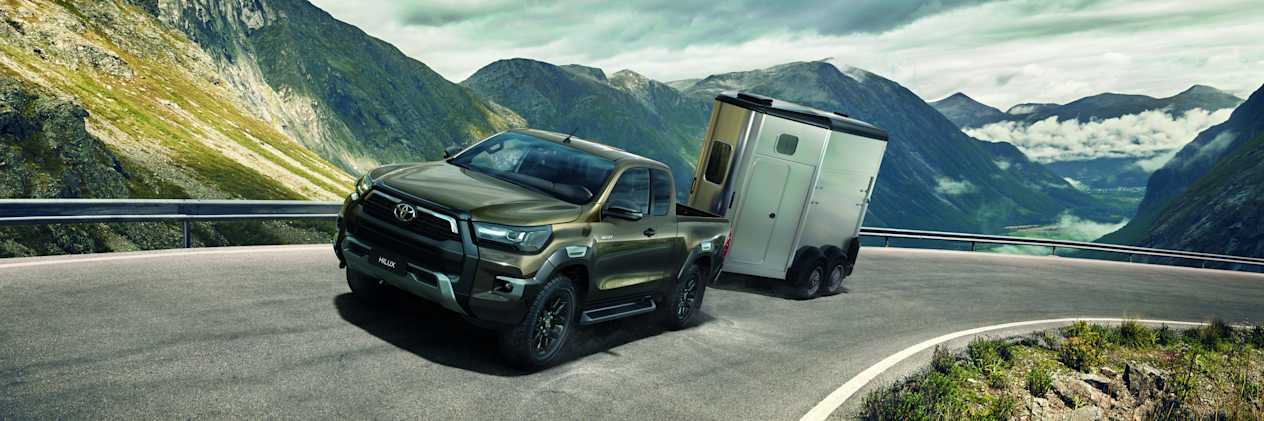 Toyota Hilux 2020 : trois quarts avant gauche avec remorque