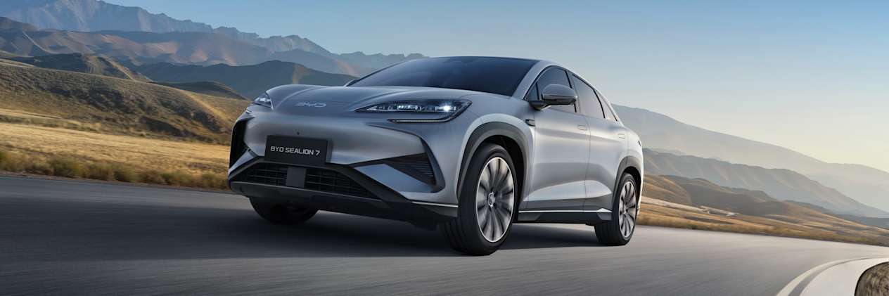 BYD Sealion 7 2024 : trois quarts avant gauche en contre-plongée sur route