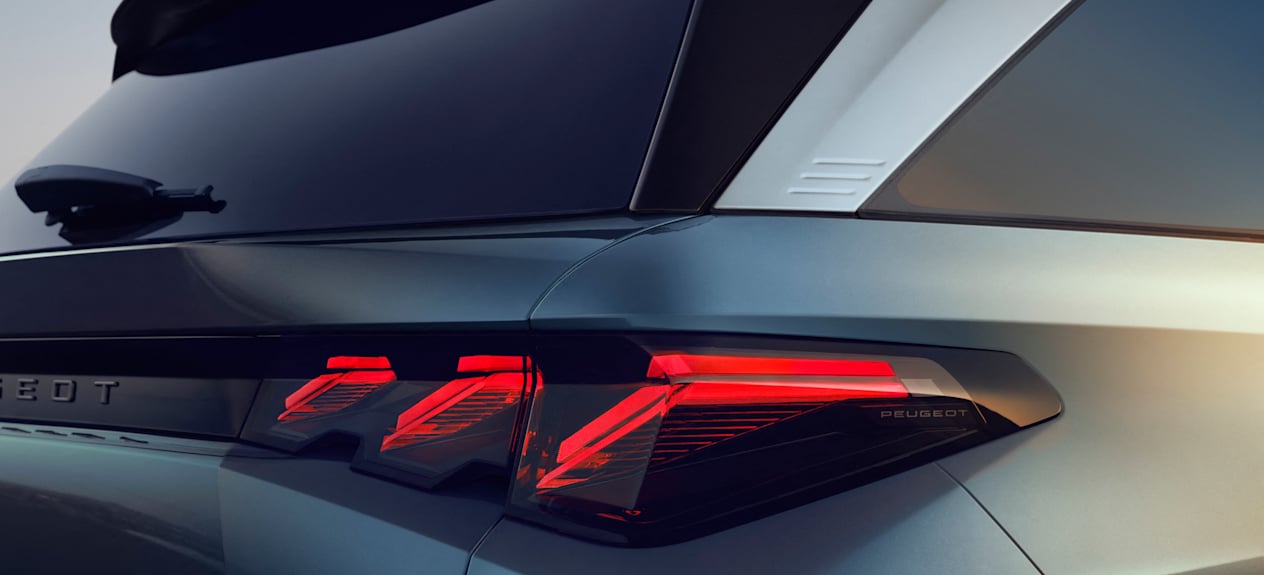 Peugeot 5008 2024 : détail feu arrière droit