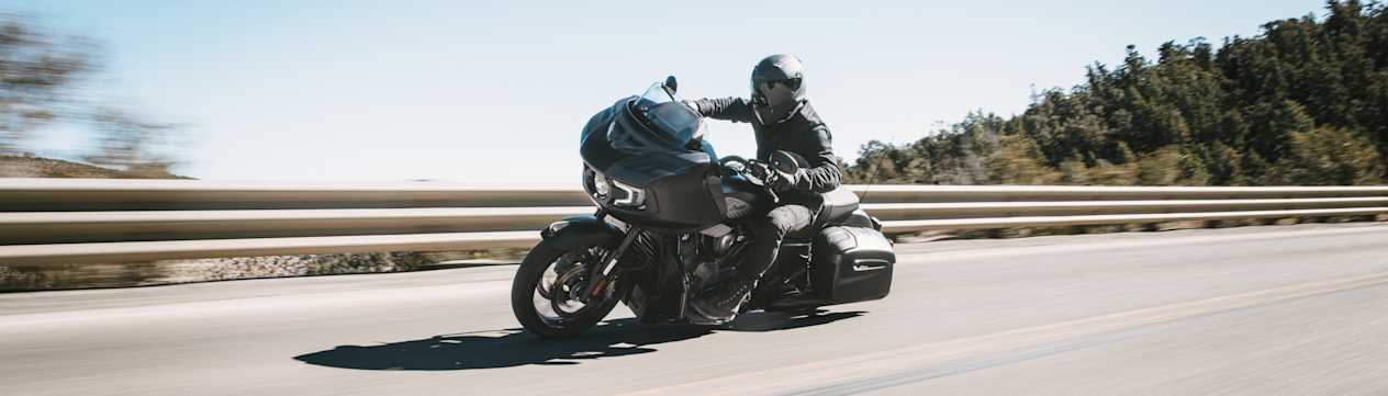 Indian Challenger Dark Horse Powerplus 112 2025 : trois quarts avant gauche sur route en virage