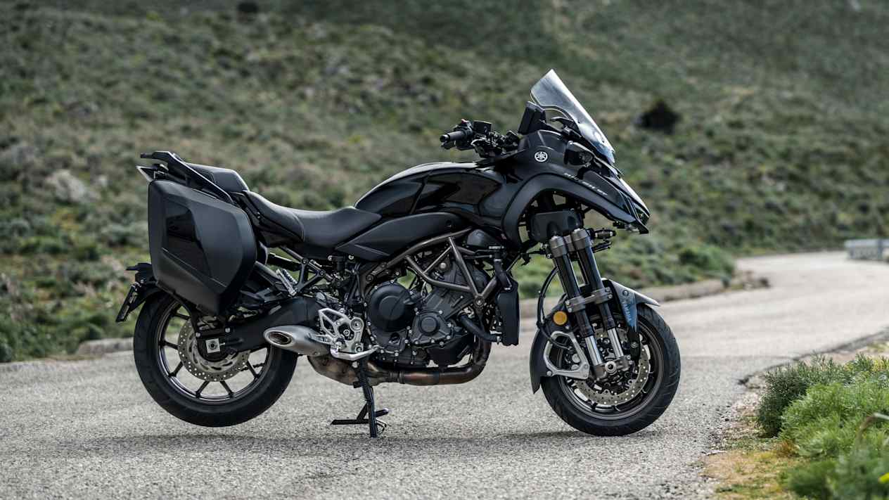 Yamaha Niken GT 2023 : profil droit statique sur route de montagne