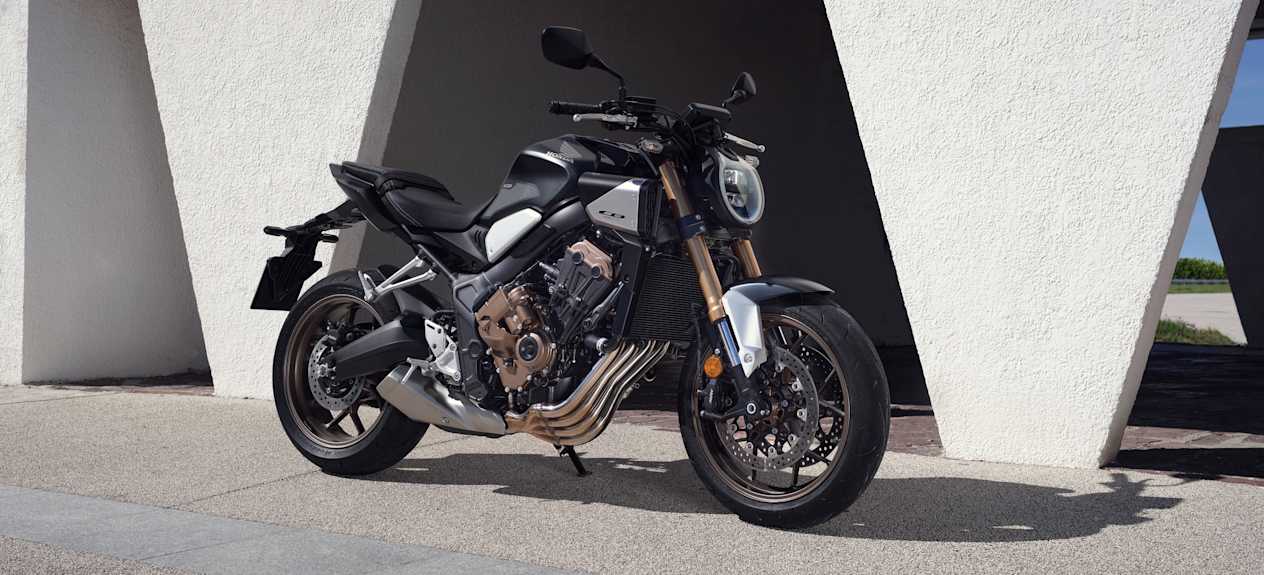 Honda CB650R 2024 : trois quarts avant droit statique
