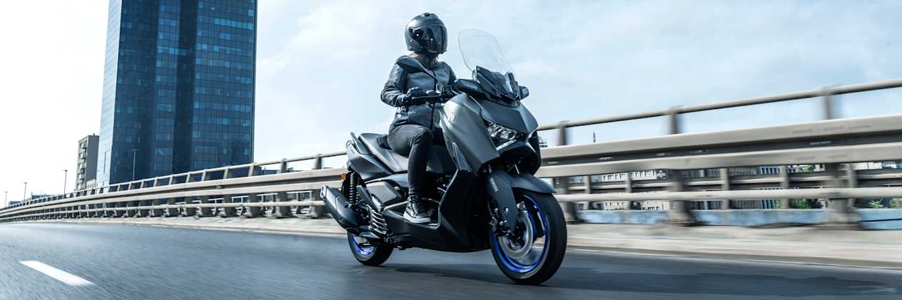 Yamaha XMAX 125 2025 : trois quarts avant droit sur pont