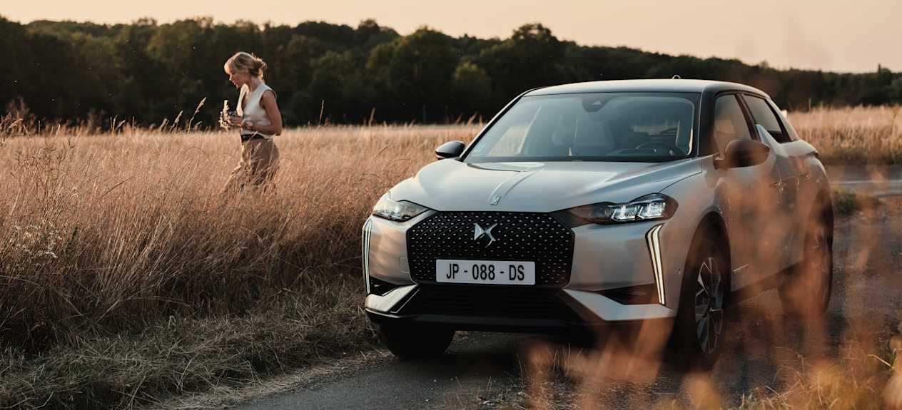 DS 3 Esprit de Voyage 2023 : trois quarts avant gauche dans les champs