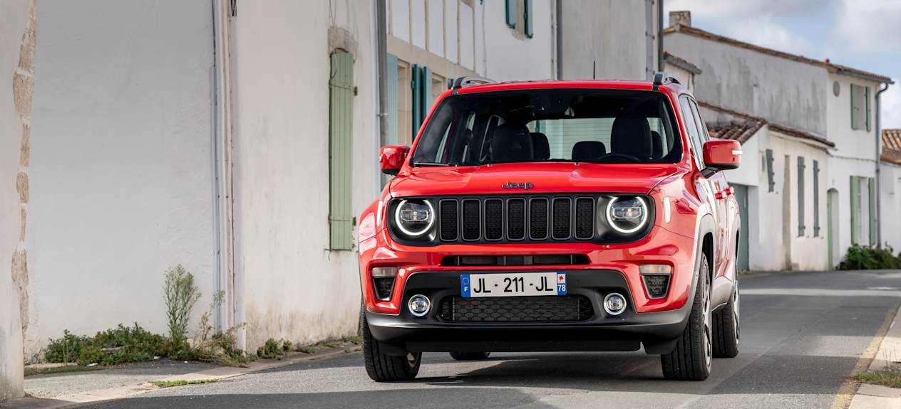 Jeep Renegade 4xe vue avant dans une ruelle