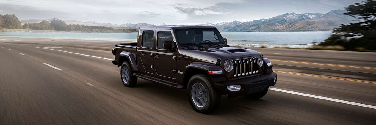 Jeep Gladiator 2022 : trois quarts avant sur la route