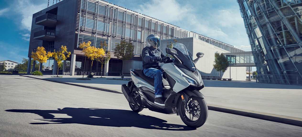 Honda Forza 125 2023 : trois quarts avant droit en ville