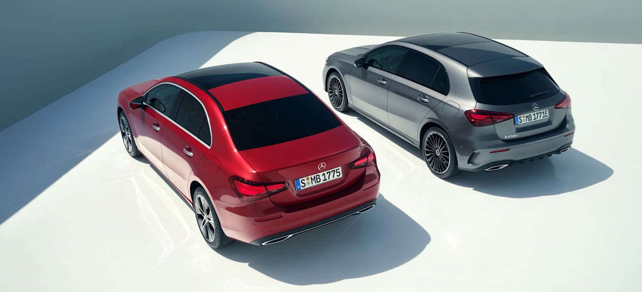 Mercedes Classe A 2023 : Berline et hatchback de trois quart arrière en vue plongeante