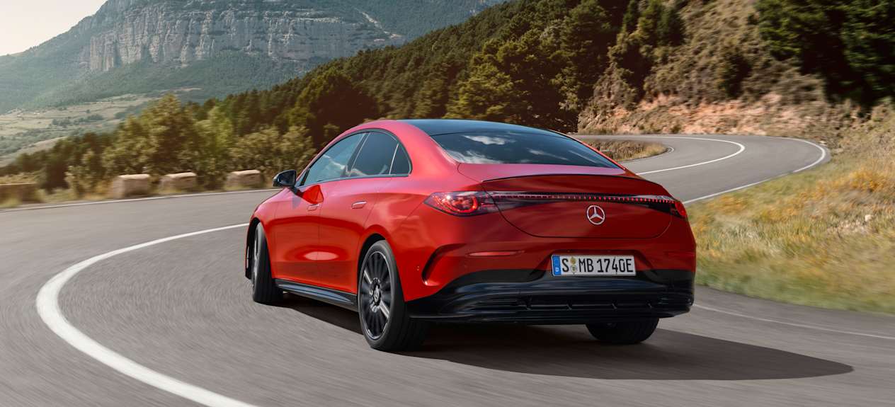 Mercedes CLA 2025 rouge : trois quarts arrière droit sur route
