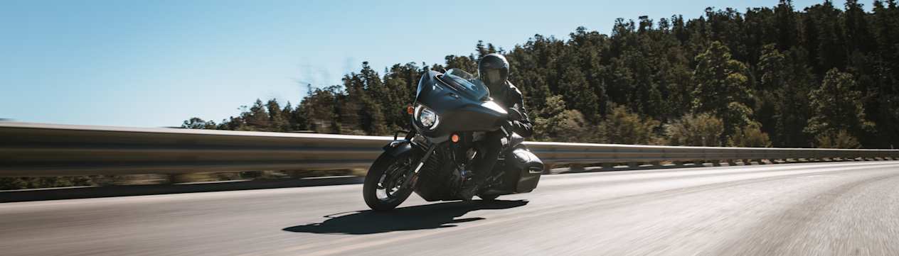 Indian Chieftain Powerplus Dark Horse 2025 : trois quarts avant gauche sur route en virage à gauche