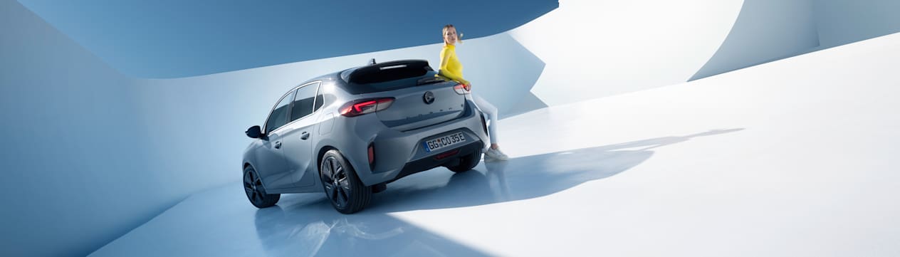 Opel Corsa 2023 : trois quarts arrière gauche avec modèle