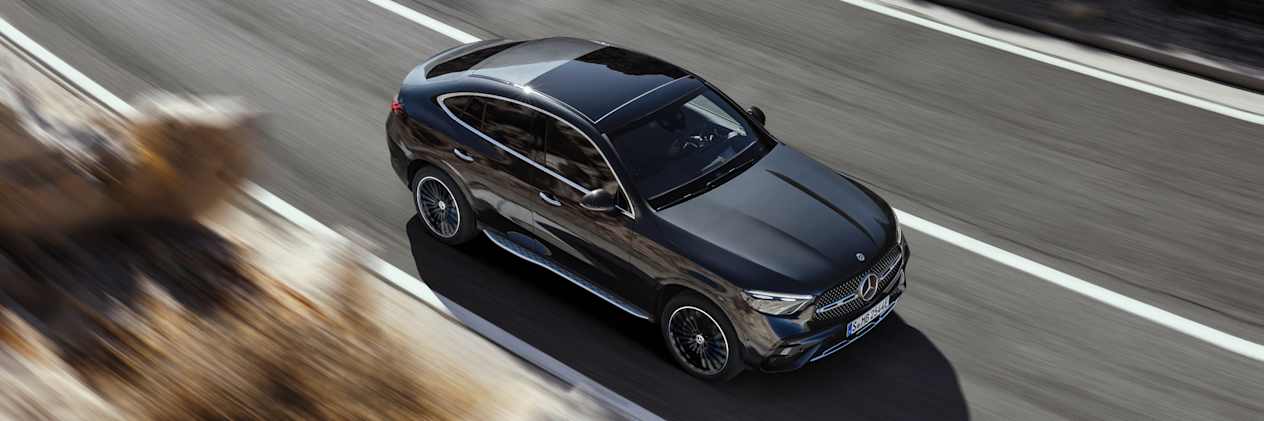 Mercedes GLC Coupé 2023 : trois quarts avant droit plongeant sur route