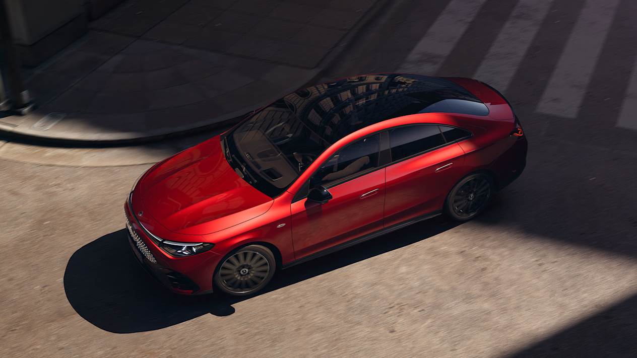 Mercedes CLA 2025 rouge : trois quarts avant gauche en vue plongeante en ville