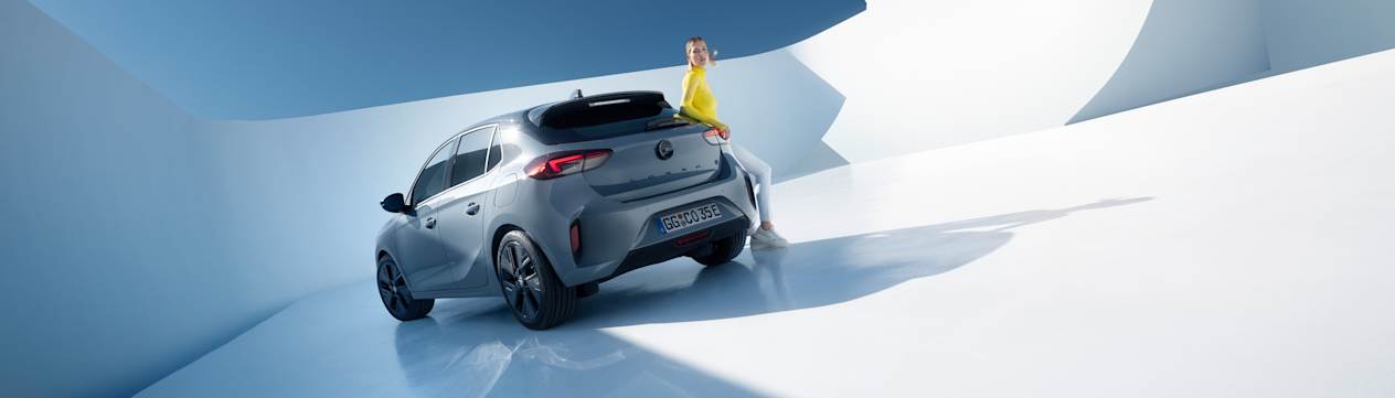 Opel Corsa 2023 : trois quarts arrière gauche avec modèle