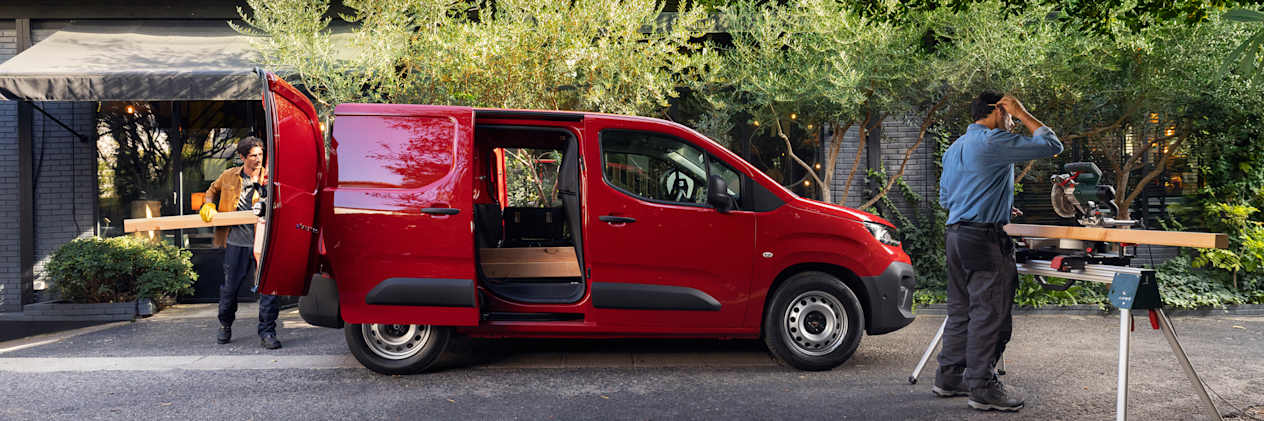 Citroën Berlingo Van 2024 : vue de profil droit avec portes ouvertes